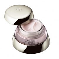Нов крем от Shiseido повдига лицевия контур